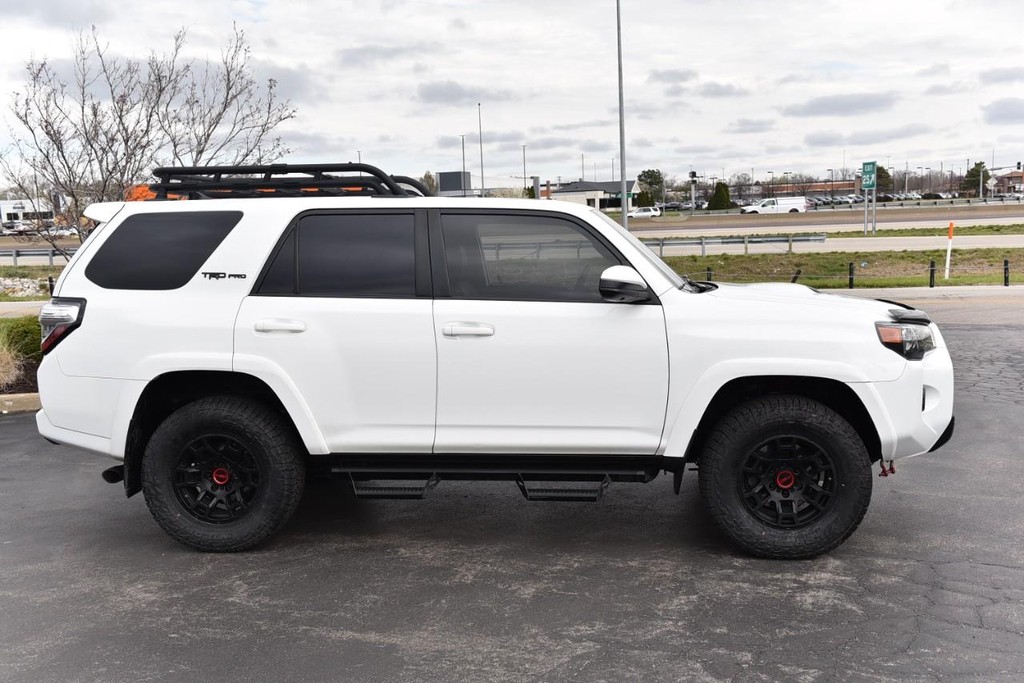 Toyota 4Runner Vehicle Full-screen Gallery Image 5