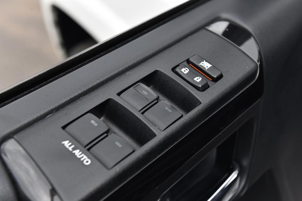 Toyota 4Runner Vehicle Full-screen Gallery Image 8