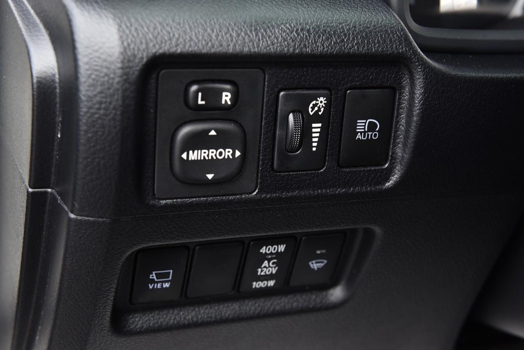 Toyota 4Runner Vehicle Full-screen Gallery Image 10