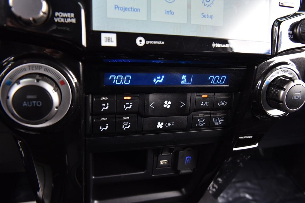 Toyota 4Runner Vehicle Full-screen Gallery Image 14