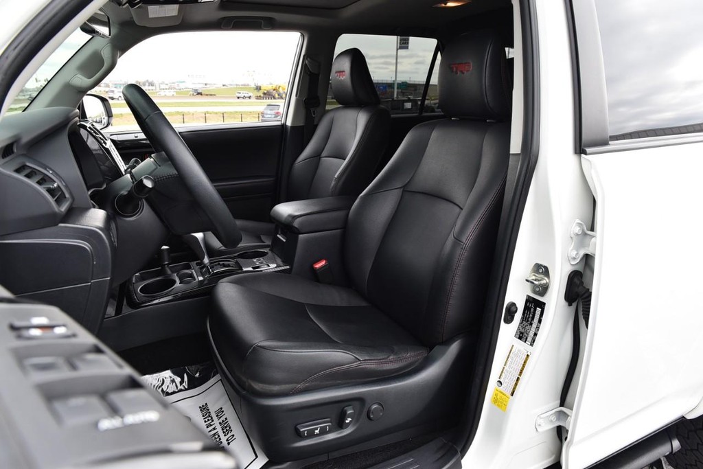 Toyota 4Runner Vehicle Full-screen Gallery Image 20