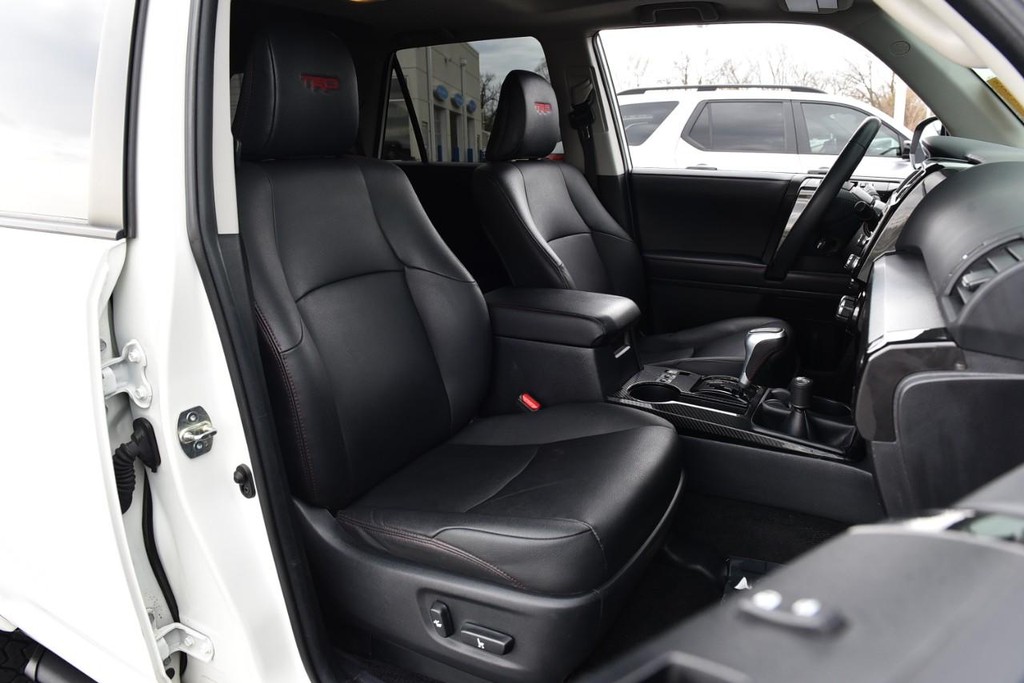 Toyota 4Runner Vehicle Full-screen Gallery Image 21