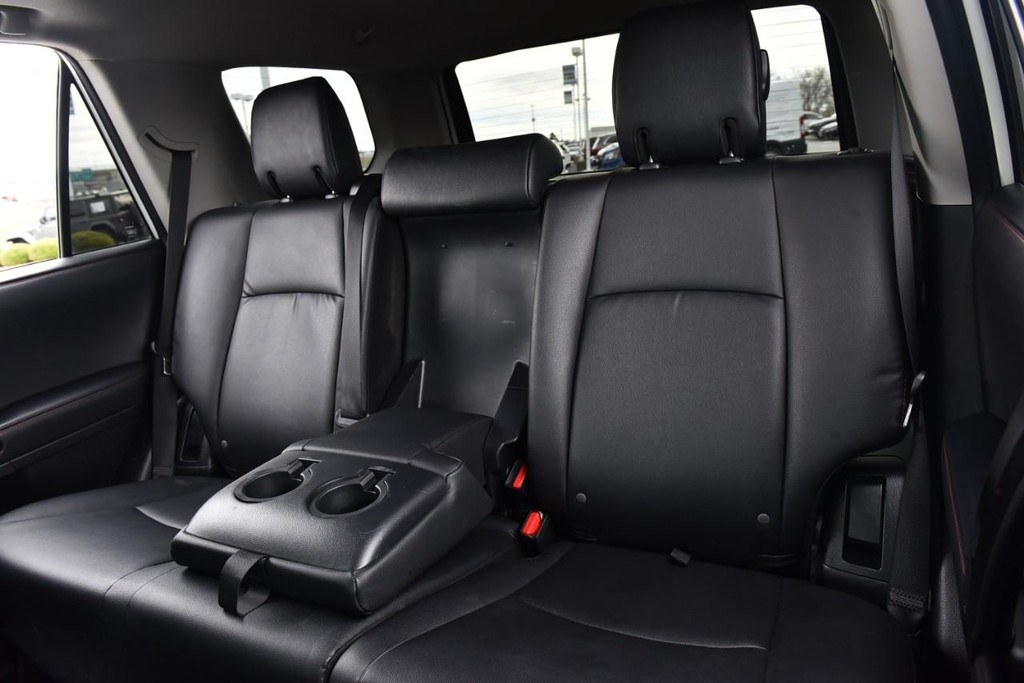 Toyota 4Runner Vehicle Full-screen Gallery Image 23