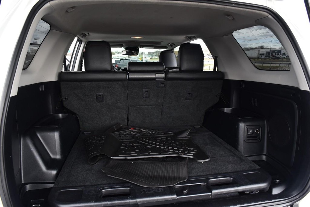 Toyota 4Runner Vehicle Full-screen Gallery Image 26