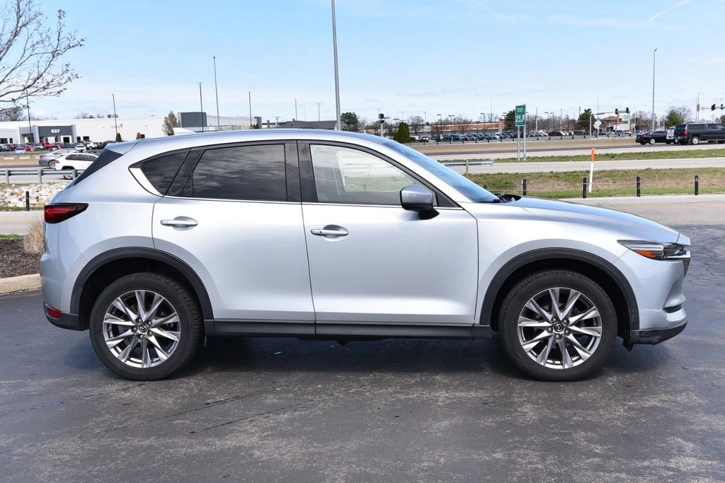 Mazda CX-5 Vehicle Full-screen Gallery Image 5