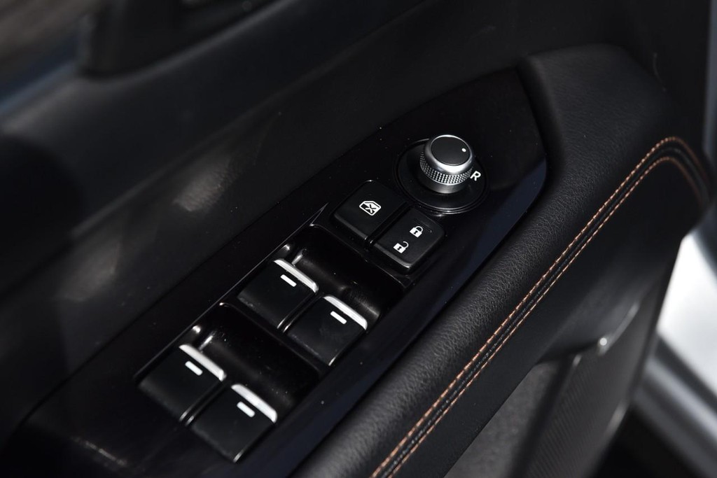 Mazda CX-5 Vehicle Full-screen Gallery Image 8