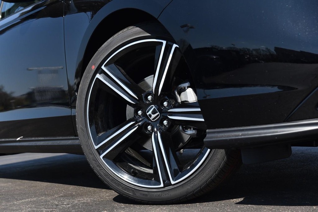 Honda Accord Sedan Vehicle Full-screen Gallery Image 3