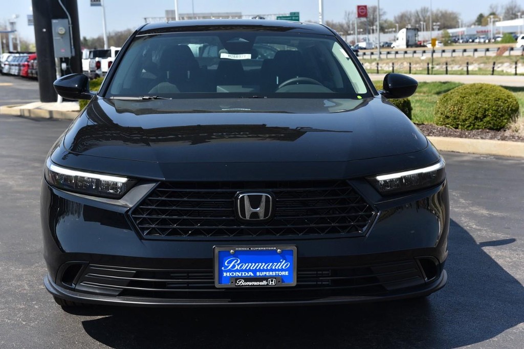 Honda Accord Sedan Vehicle Full-screen Gallery Image 4