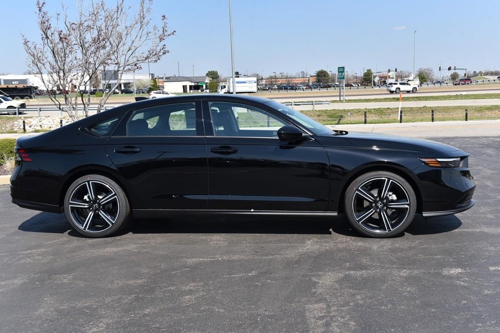 Honda Accord Sedan Vehicle Full-screen Gallery Image 5