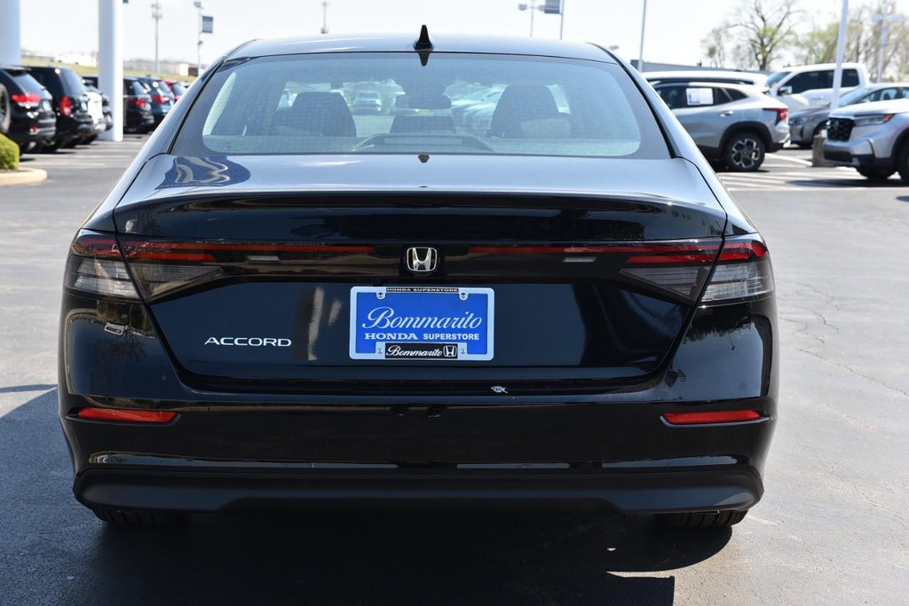 Honda Accord Sedan Vehicle Full-screen Gallery Image 6