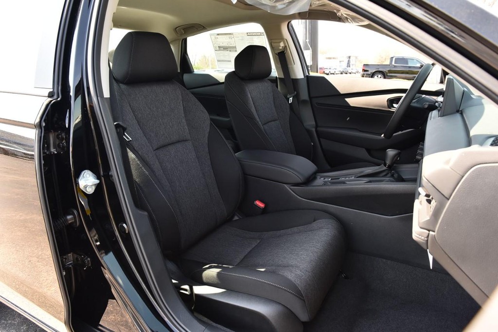 Honda Accord Sedan Vehicle Full-screen Gallery Image 21