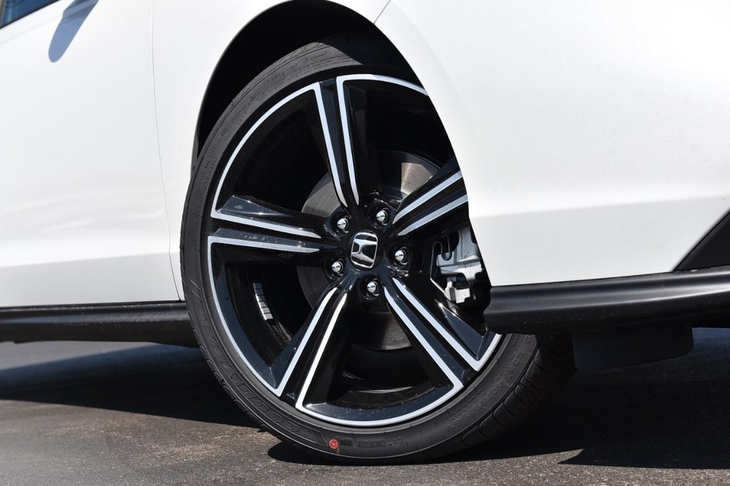 Honda Accord Hybrid Vehicle Full-screen Gallery Image 3