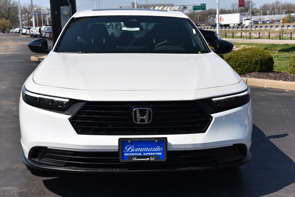 Honda Accord Hybrid Vehicle Full-screen Gallery Image 4