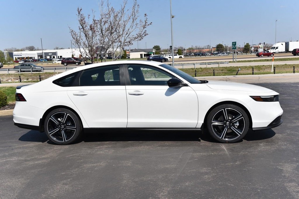 Honda Accord Hybrid Vehicle Full-screen Gallery Image 5