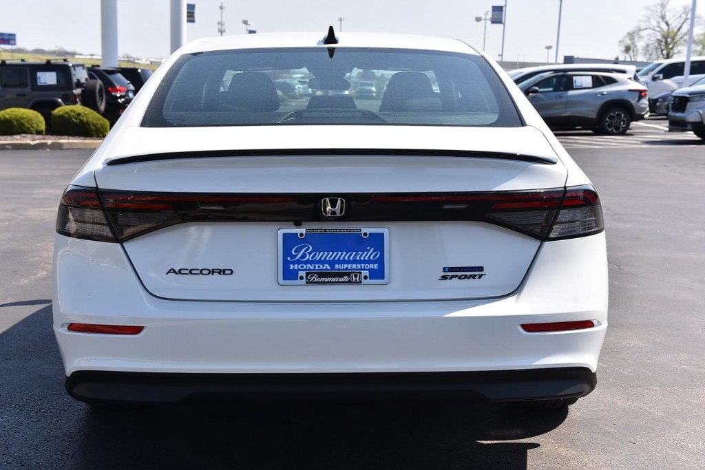 Honda Accord Hybrid Vehicle Full-screen Gallery Image 6