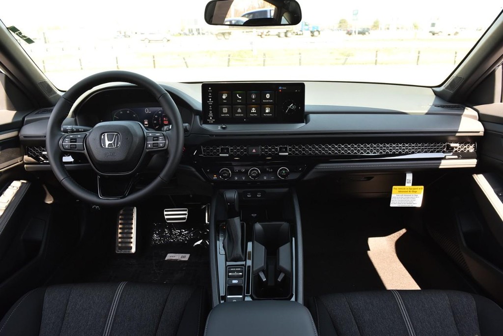 Honda Accord Hybrid Vehicle Full-screen Gallery Image 7