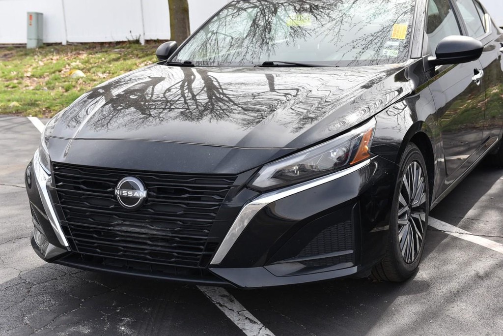 Nissan Altima Vehicle Image 02