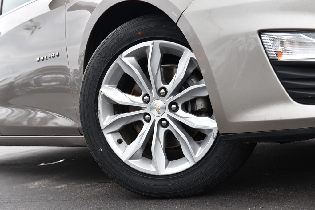 Chevrolet Malibu Vehicle Full-screen Gallery Image 3