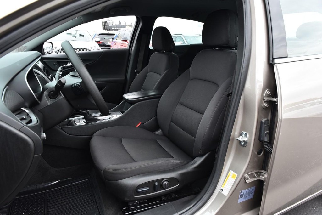 Chevrolet Malibu Vehicle Full-screen Gallery Image 17