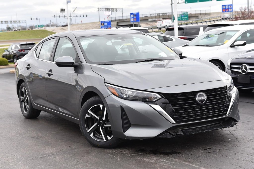 Nissan Sentra Vehicle Full-screen Gallery Image 2