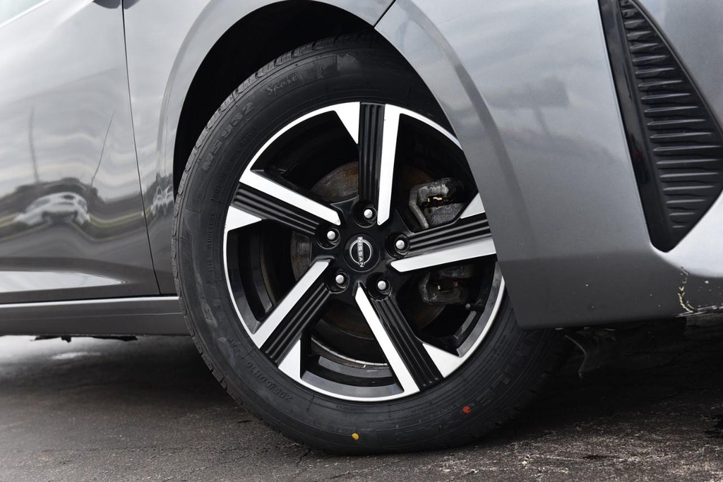 Nissan Sentra Vehicle Full-screen Gallery Image 3