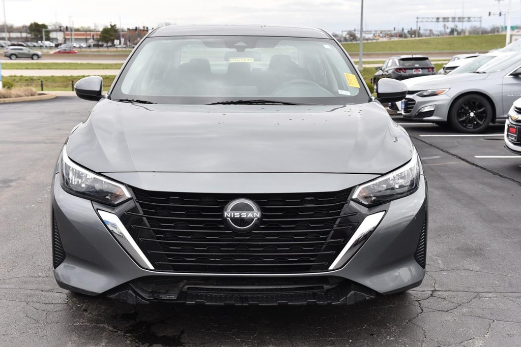 Nissan Sentra Vehicle Full-screen Gallery Image 4