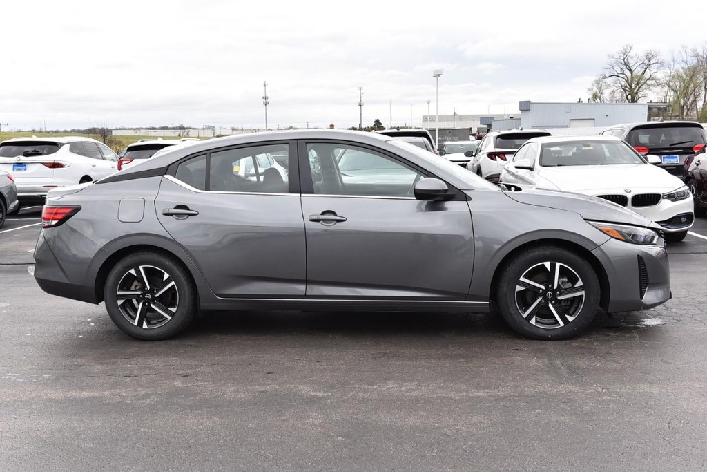 Nissan Sentra Vehicle Full-screen Gallery Image 5