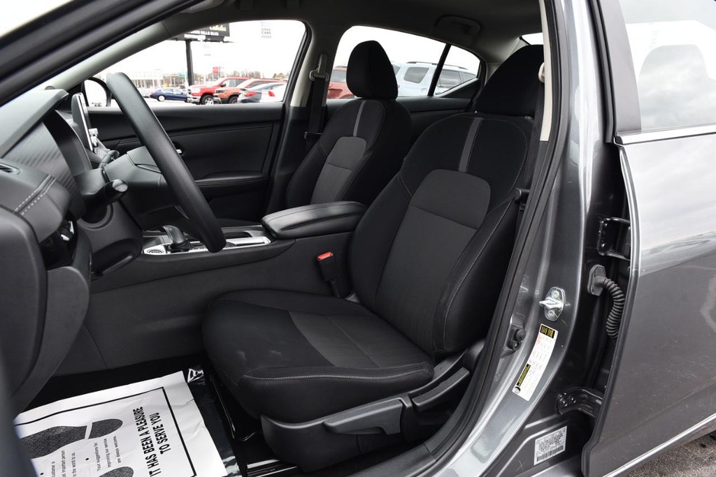 Nissan Sentra Vehicle Full-screen Gallery Image 18