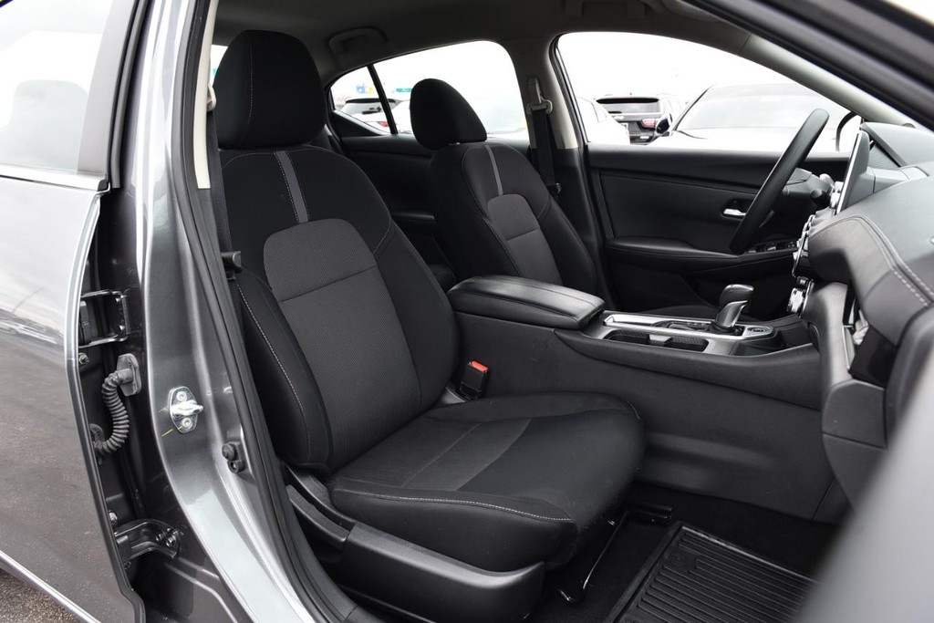 Nissan Sentra Vehicle Full-screen Gallery Image 19