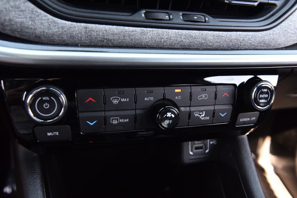 Jeep Compass Vehicle Image 16
