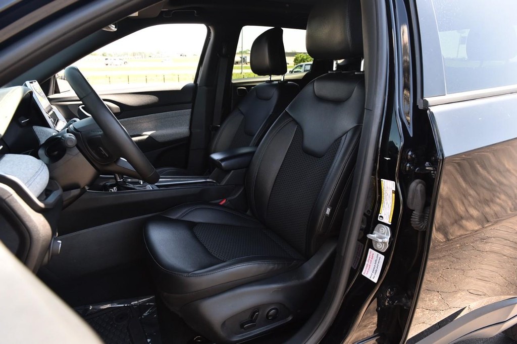 Jeep Compass Vehicle Image 21