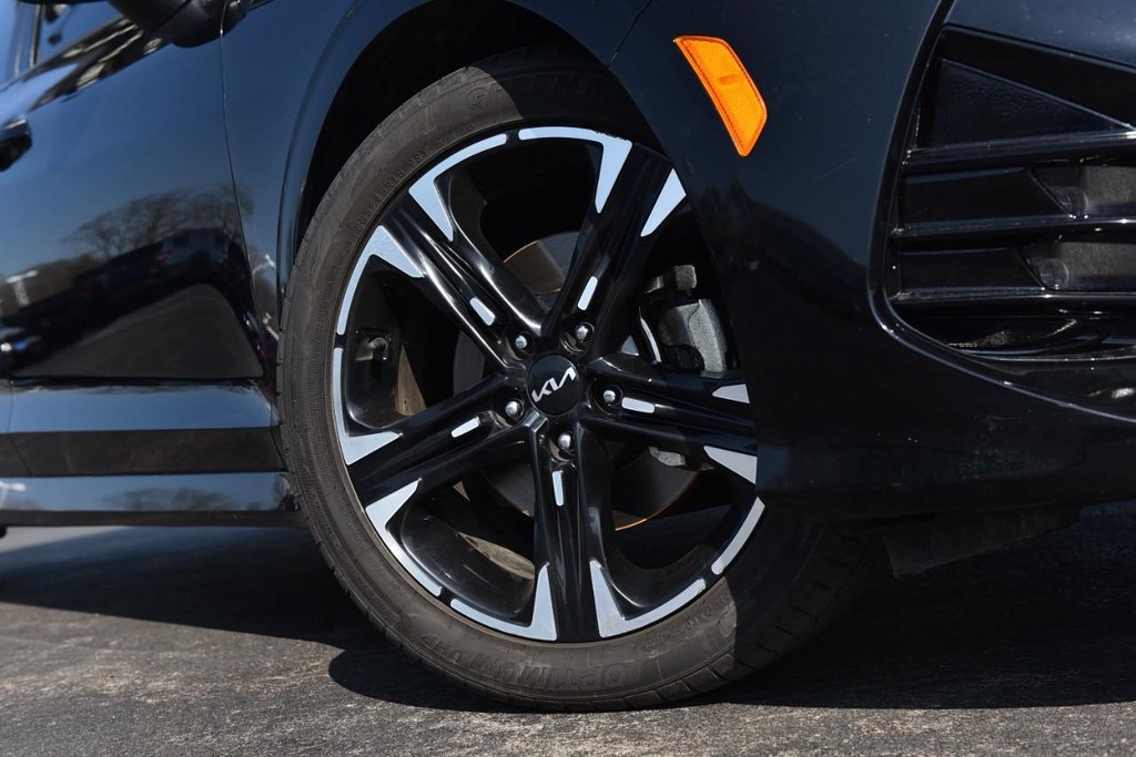 Kia K5 Vehicle Full-screen Gallery Image 3