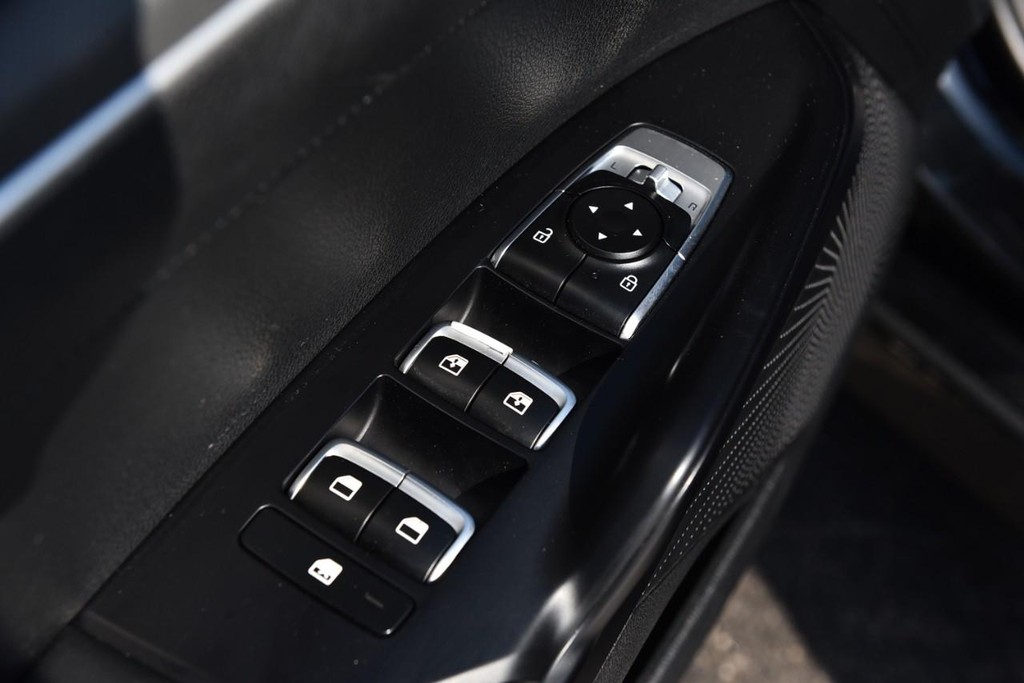 Kia K5 Vehicle Full-screen Gallery Image 8