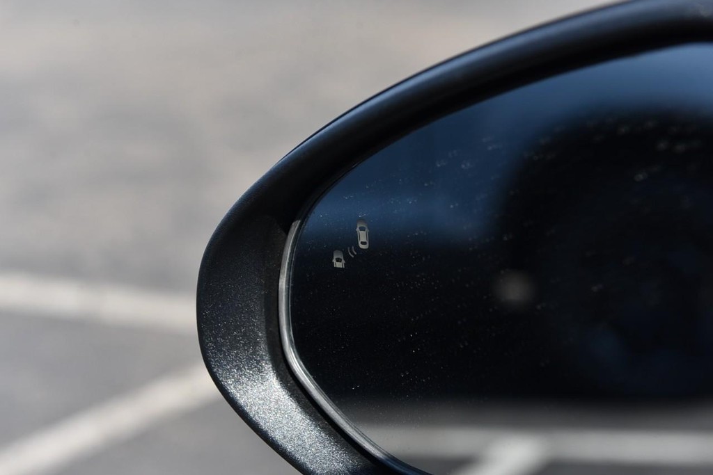 Kia K5 Vehicle Full-screen Gallery Image 9