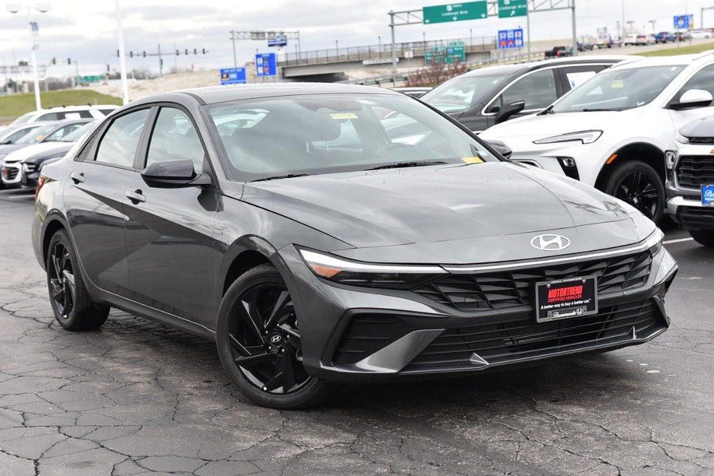 Hyundai Elantra Vehicle Full-screen Gallery Image 2