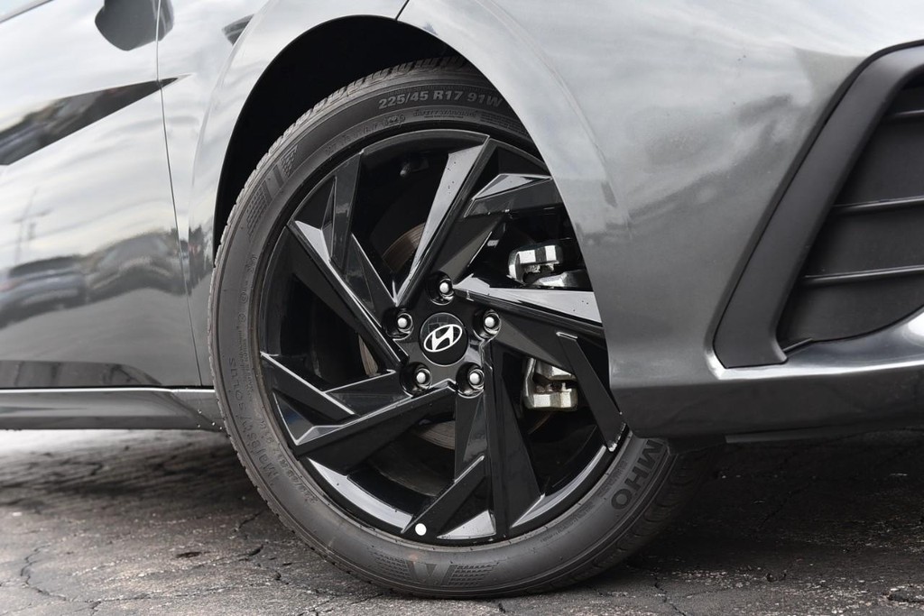 Hyundai Elantra Vehicle Full-screen Gallery Image 3