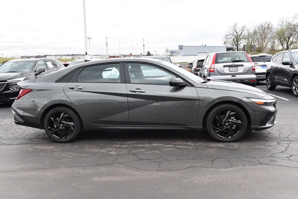 Hyundai Elantra Vehicle Full-screen Gallery Image 5