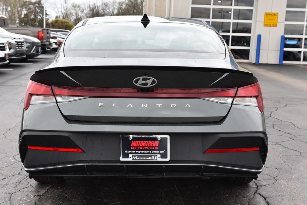 Hyundai Elantra Vehicle Full-screen Gallery Image 6