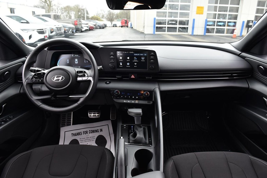 Hyundai Elantra Vehicle Full-screen Gallery Image 7