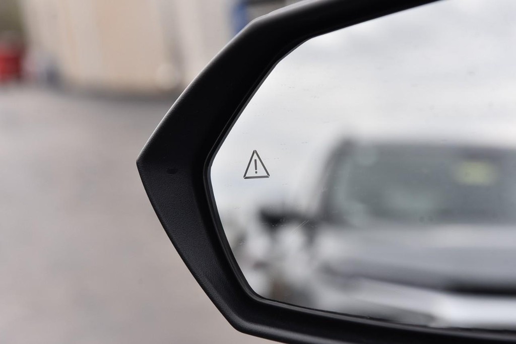 Hyundai Elantra Vehicle Full-screen Gallery Image 9