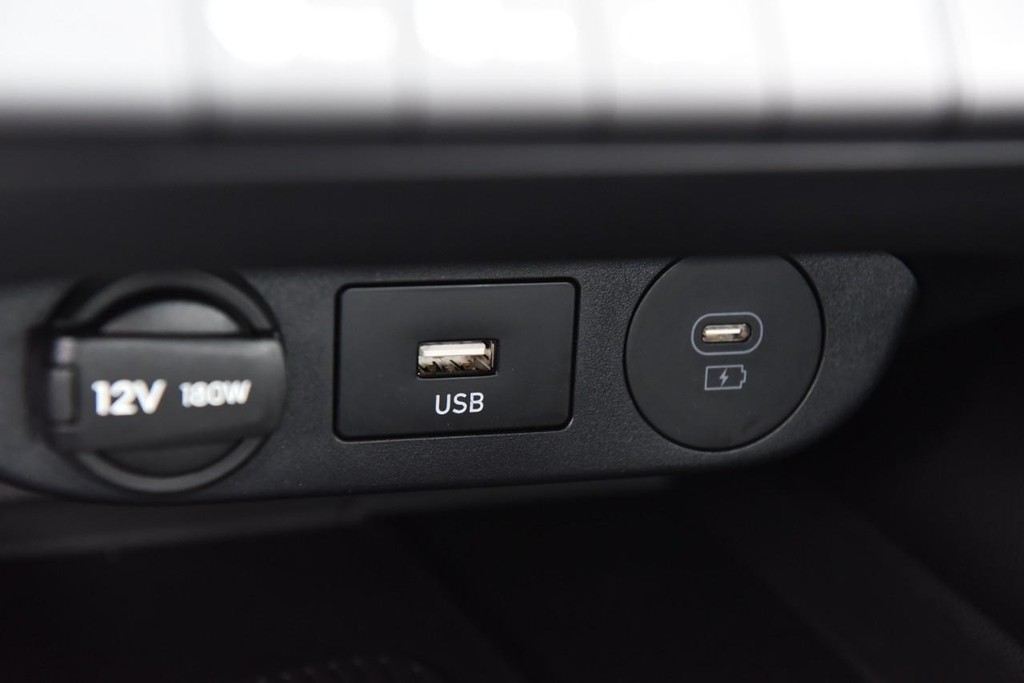 Hyundai Elantra Vehicle Full-screen Gallery Image 15