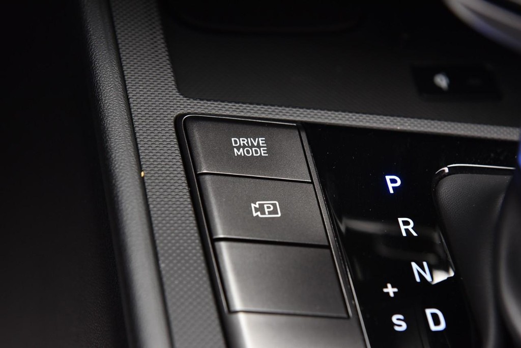 Hyundai Elantra Vehicle Full-screen Gallery Image 16