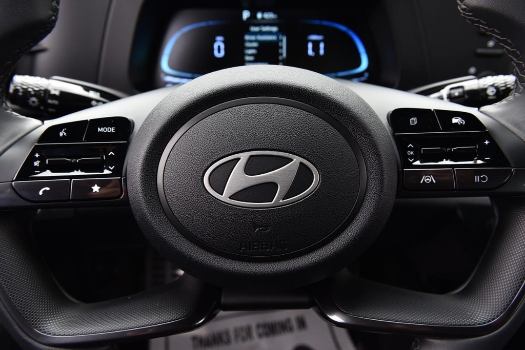 Hyundai Elantra Vehicle Full-screen Gallery Image 18