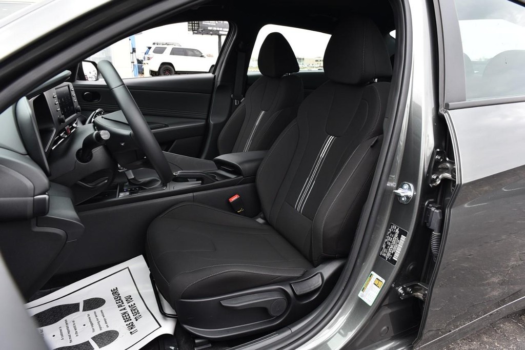 Hyundai Elantra Vehicle Full-screen Gallery Image 19