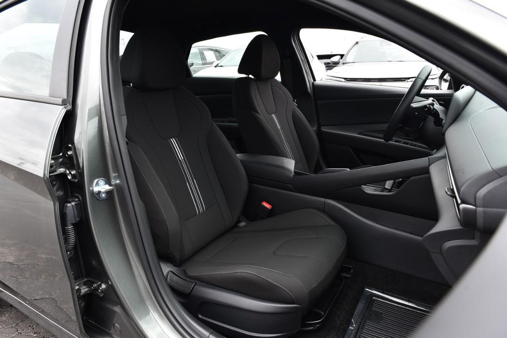 Hyundai Elantra Vehicle Full-screen Gallery Image 20