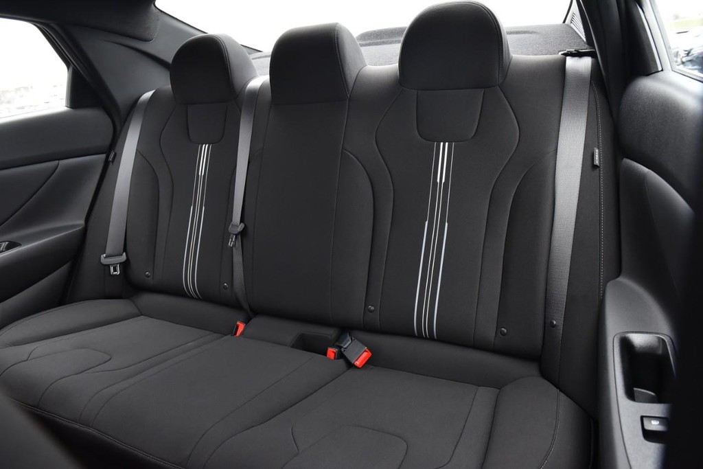 Hyundai Elantra Vehicle Full-screen Gallery Image 21