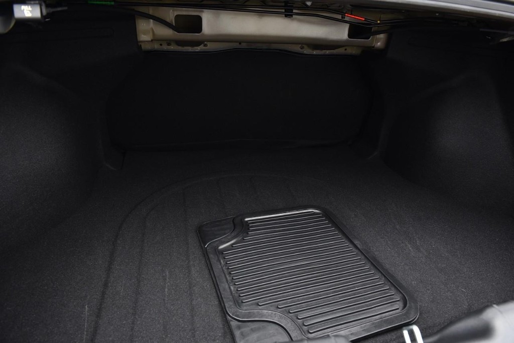 Hyundai Elantra Vehicle Full-screen Gallery Image 23