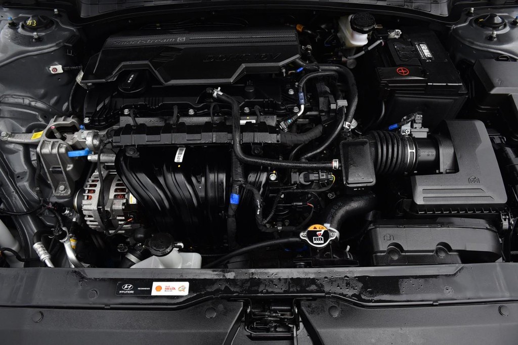 Hyundai Elantra Vehicle Full-screen Gallery Image 24