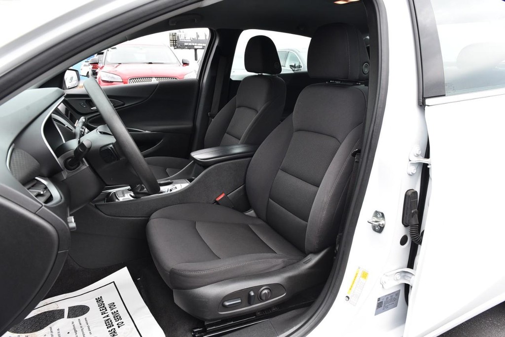 Chevrolet Malibu Vehicle Full-screen Gallery Image 17