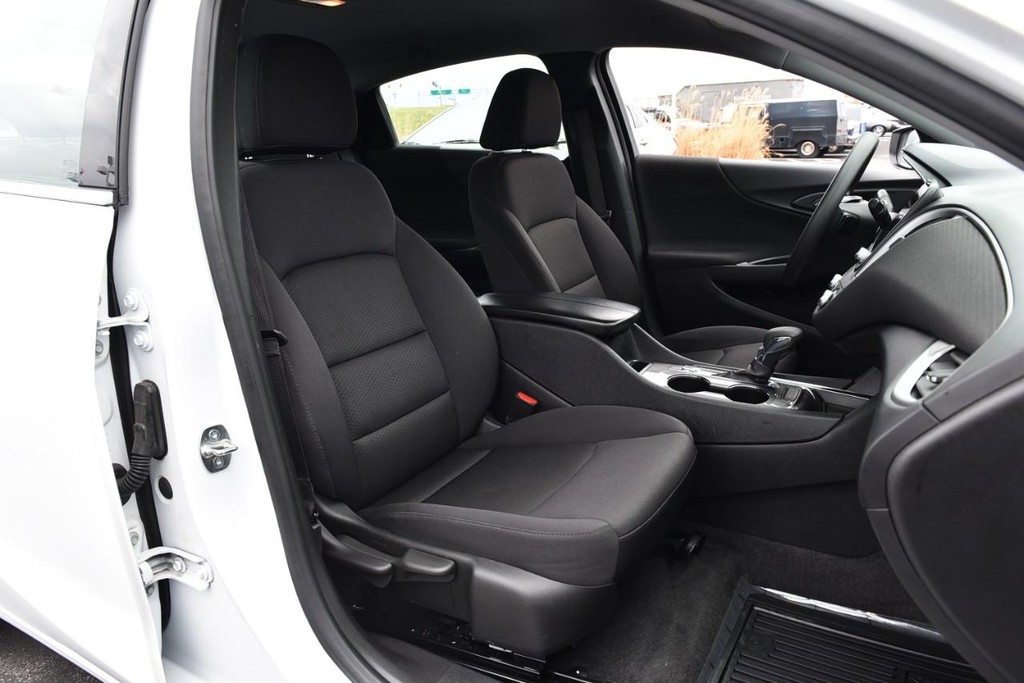 Chevrolet Malibu Vehicle Full-screen Gallery Image 18